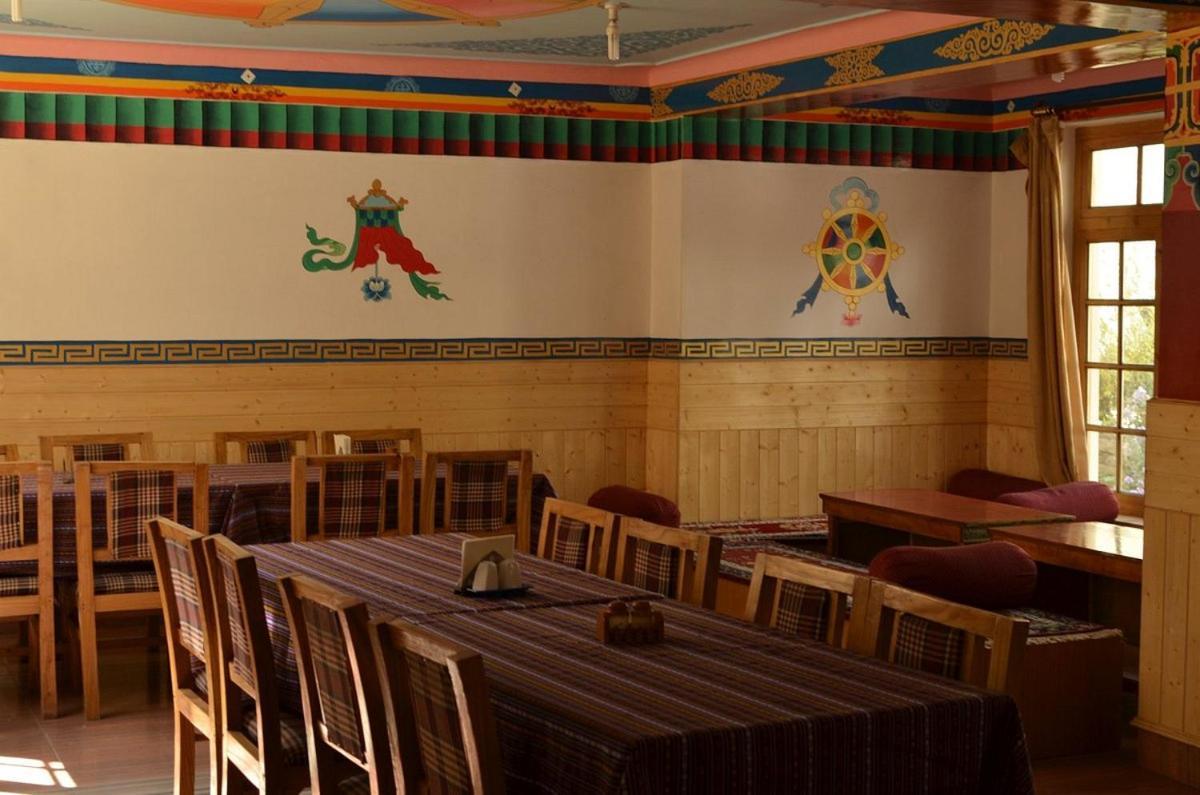 Barath Hotel & Guest House Лех Екстериор снимка