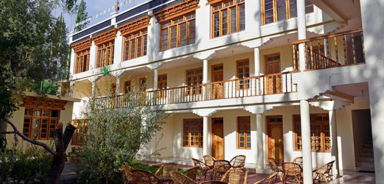 Barath Hotel & Guest House Лех Екстериор снимка