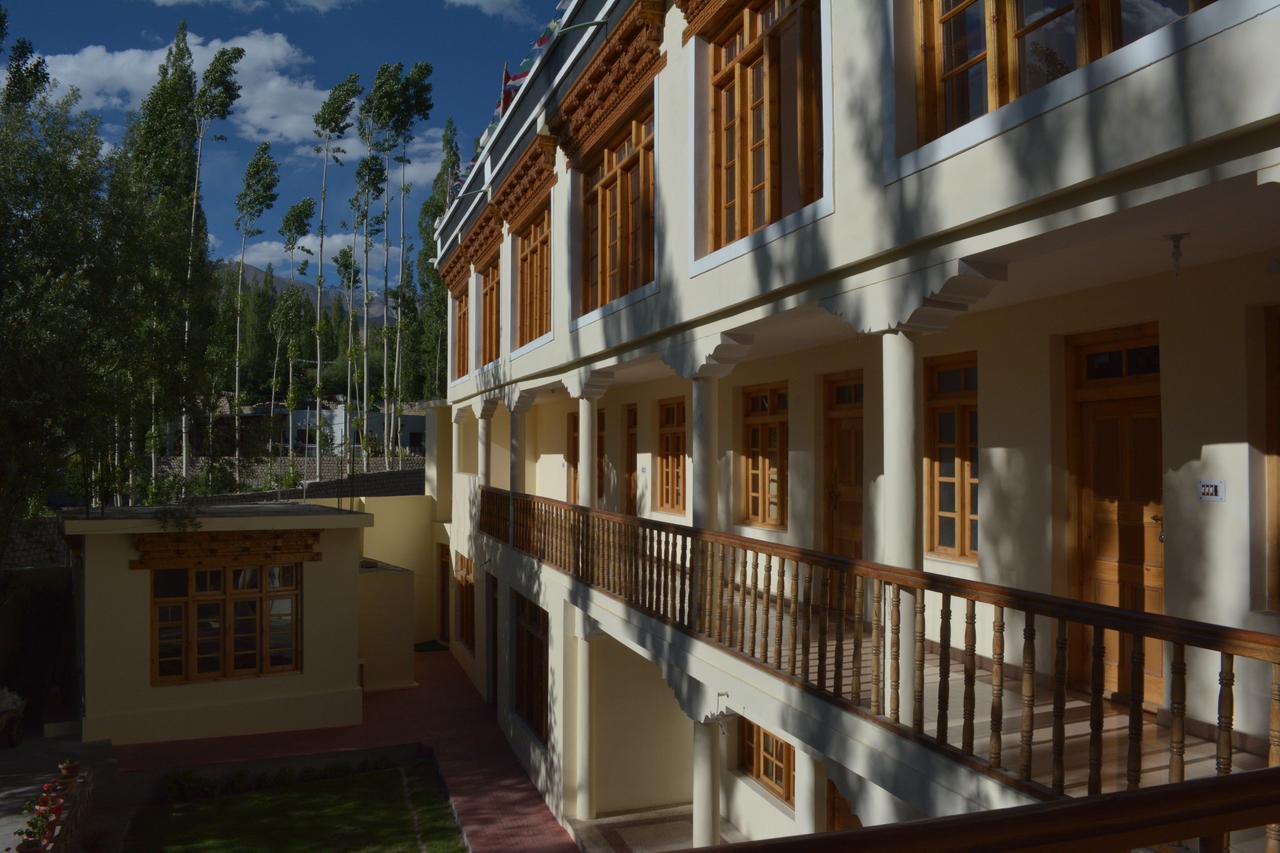 Barath Hotel & Guest House Лех Екстериор снимка